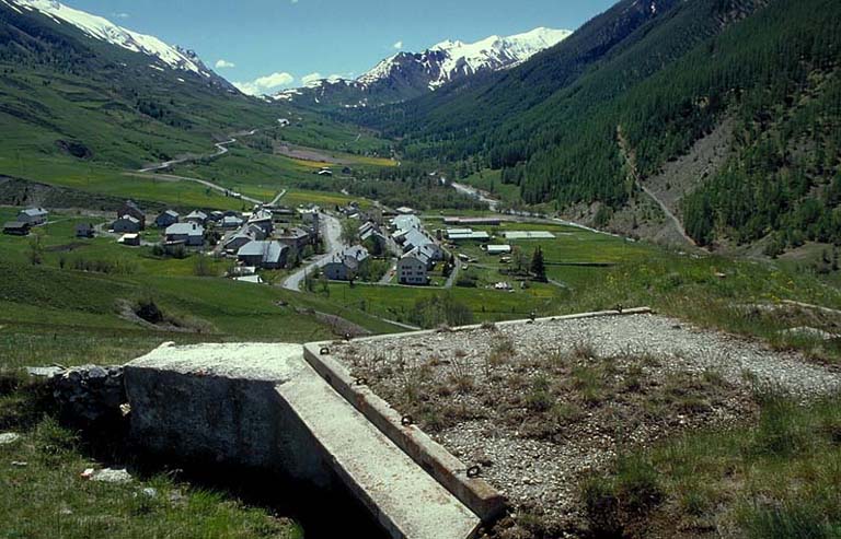 Le village de Larche vu du haut du bloc 5. Au fond, le col.