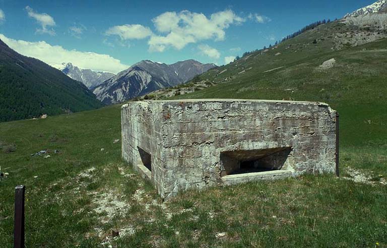 Bloc 4. Vue avant droite. ; Ouvrage d'avant poste de Larches.