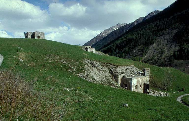 Vue d'ensemble de l'arrière de l'ouvrage. En haut, à gauche, le bloc 4. Au centre, bloc 6 (cheminée). En bas, à droite, le bloc 1 (entrée).