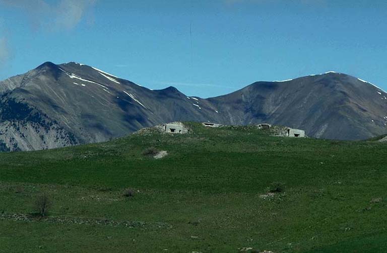 L'ouvrage, vue d'ensemble de l'avant prise du clocher de l'église de Larche. De gauche à droite : le bloc 2 (mitrailleuse), l'observatoire, l'emplacement du 47 antichar, et le bloc 3.