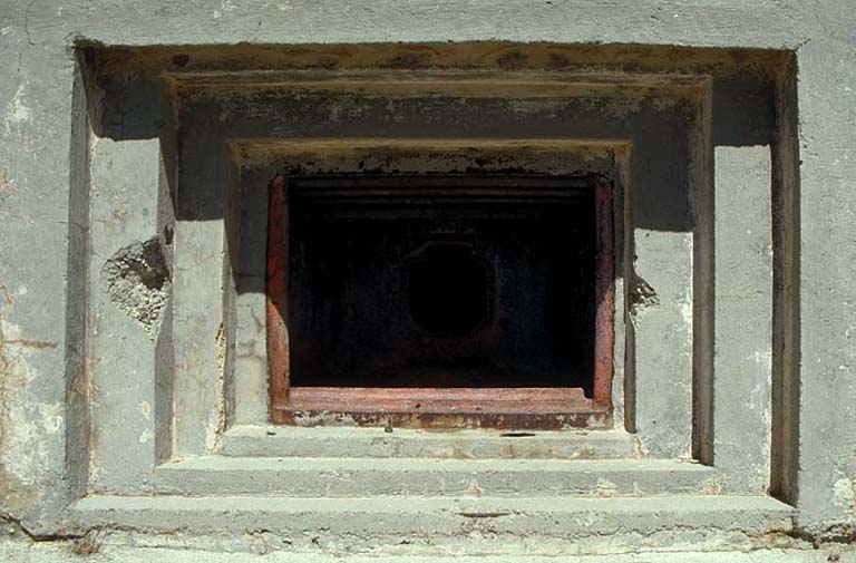 Bloc 2. Vue de détail du créneau de mitrailleuses.