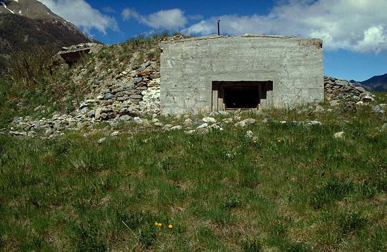 Bloc 3. Vue de face. A gauche, en retrait, emplacement du canon de 47.