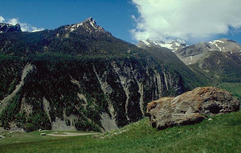 Blockaus du Colombier. Vue latérale gauche. En bas et à gauche, dessus de l'ouvrage de Larche.