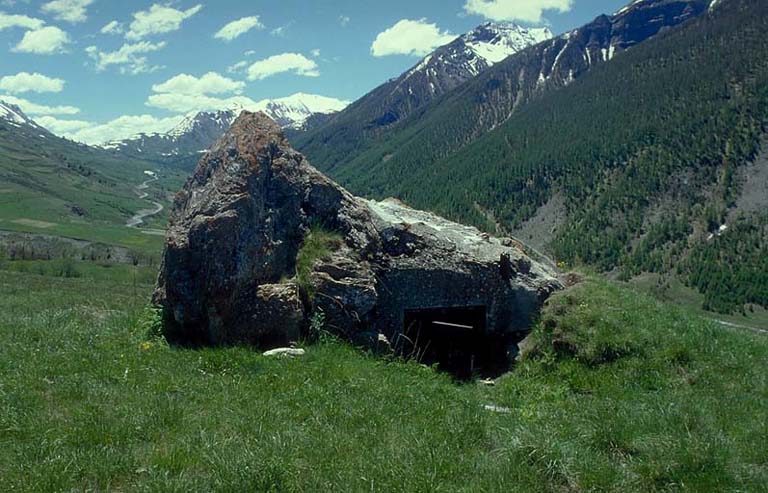 Blockaus du Colombier. Vue arrière. En bas à droite, entrée du blockhaus et boyau d'entrée.