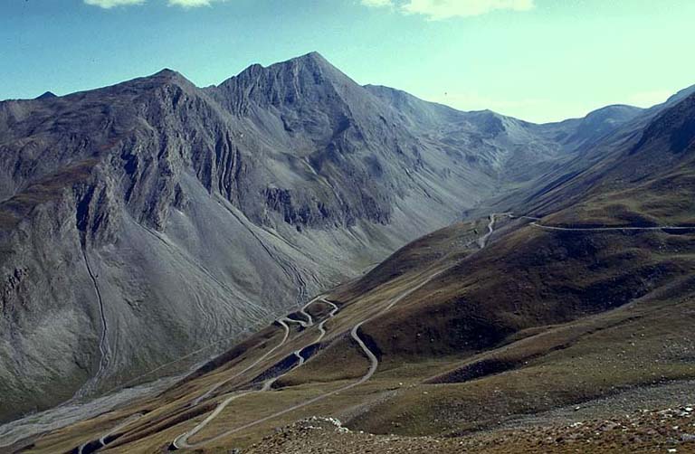 Vue sur la route d'accès.