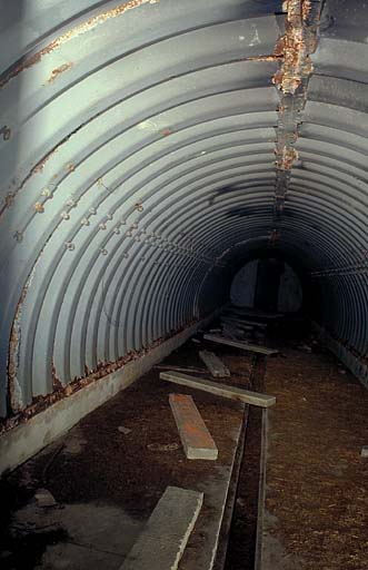 Intérieur d'un abri alpin de la Moutière. ; Vue intérieure d'un abri pris dans l'axe du local.