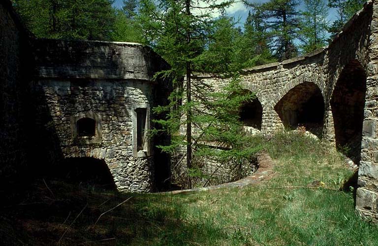 Front nord. Caponnière double. Flanc droit vu du fond du fossé. ; Batterie des Caurres.