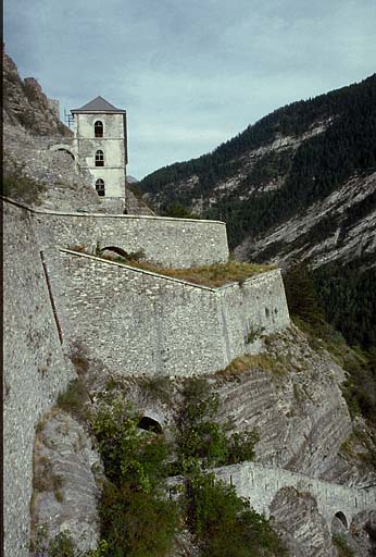 Fort moyen. Front sud, vue rapprochée.