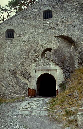 Fort moyen. Porte est.