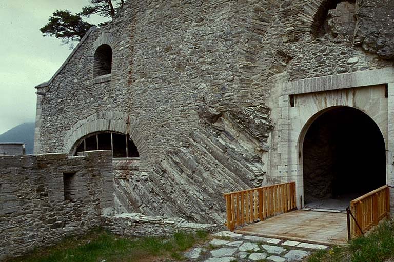 Fort moyen. Porte est. Vue générale extérieure. A l'entrée gauche, échauguette.