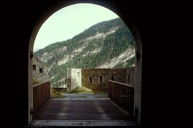 Fort moyen. Porte est.