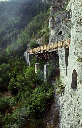 Fort moyen. Porte d'entrée.