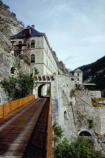 Fort moyen. Front sud. Porte ouest. Vue générale. A droite, bastion 7 et recette supérieure du téléphérique. A l'arrière, le pavillon B. A gauche, caserne A et monte-charge.