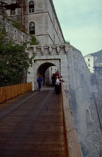 Fort moyen. Entrée.