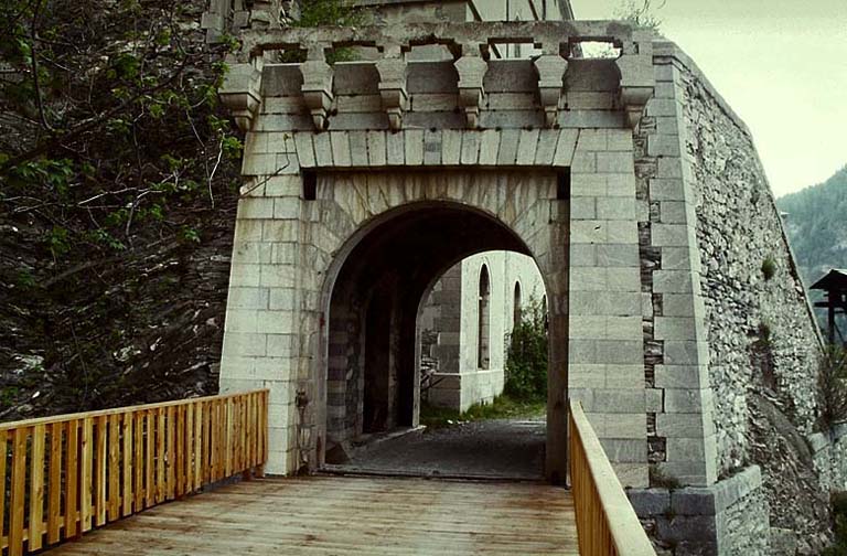 Fort moyen. Porte ouest. Façade intérieure.