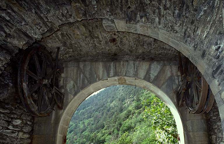 Fort moyen. Intérieur de l'entrée et mécanisme du pont-levis.