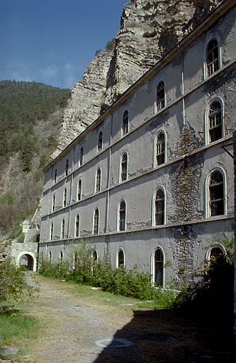 Fort moyen. Caserne A. Vue générale prise du sud-est. Au fond, façade arrière de la porte ouest et échauguette.