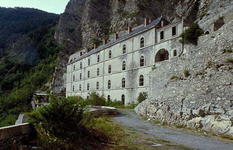 Fort moyen. Terre plein bas et caserne A.