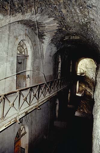 Fort moyen. Bâtiment A : passage couvert.