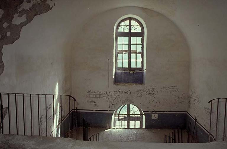 Fort moyen. Caserne A : escalier.