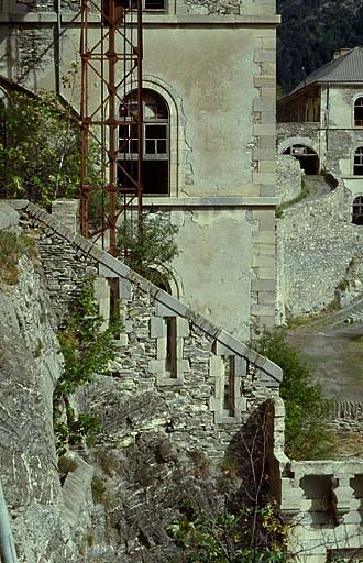 Fort moyen. Bâtiment A : pignon ouest.