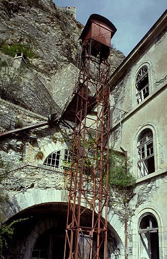 Fort moyen. Bâtiment A : monte-charges.