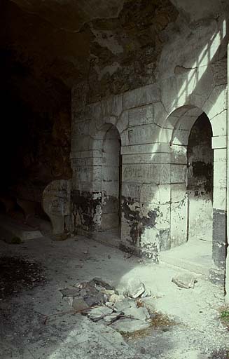 Fort moyen. Caserne A. Rez-de-chaussée. Latrines et lavabos.