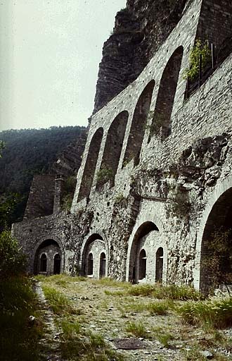 Fort moyen. Terre plein supérieur et casemates.