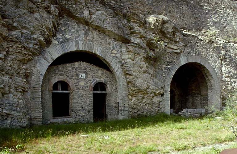 Fort moyen. Terre plein supérieur et casemates.