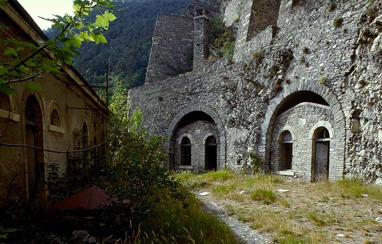 Fort moyen. Terre plein supérieur et casemates.