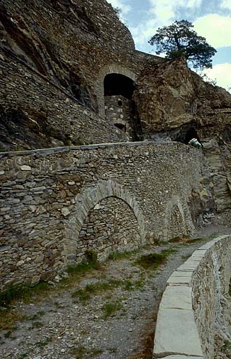 Fort moyen. Magasin à poudre L. Vue des rampes et de l'entrée sud-ouest du magasin.