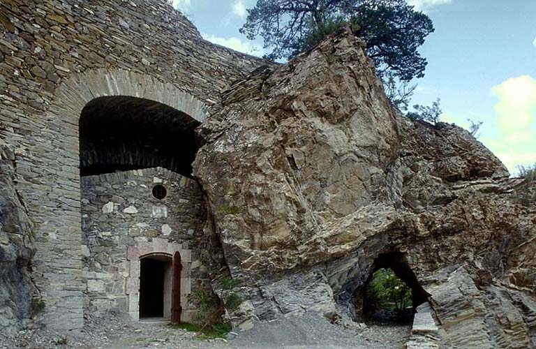 Fort moyen. Magasin à poudre L. Façade sud-ouest.