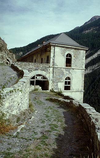 Fort moyen. Rampes et bâtiment B.