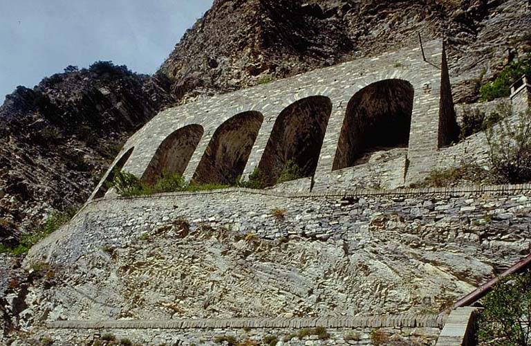 Fort moyen. Arcs de soutènement.