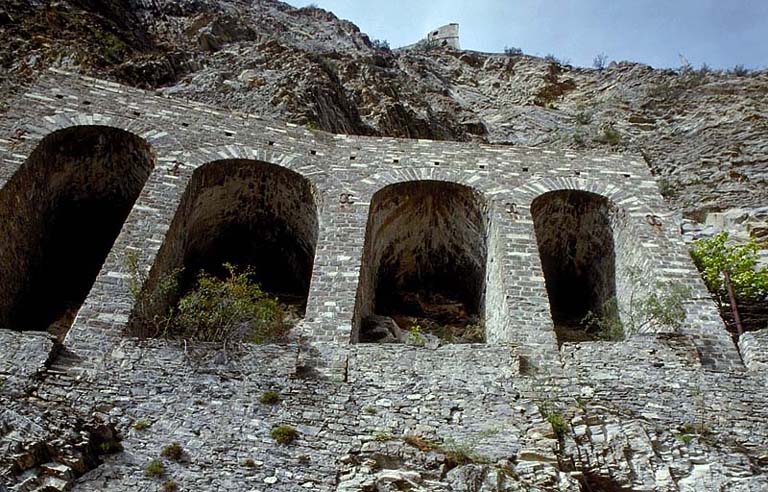 Fort moyen. Arcades de soutènement au-dessus de la caserne A.