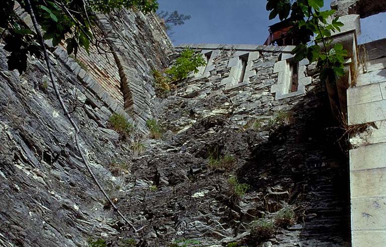 Fort moyen. Entrée : parapet crénelé.