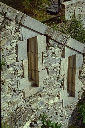 Fort moyen. Front sud. Détail des créneaux de fusillade pris de la porte ouest.