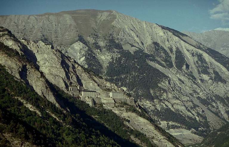 Ensemble de la forteresse. Vue de l'arrière prise depuis la route de Sainte-Anne. Au fond, la crête de la Tête de l'Homme..