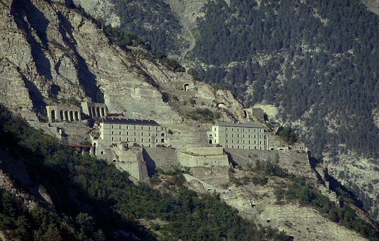 Vue lointaine du fort moyen.