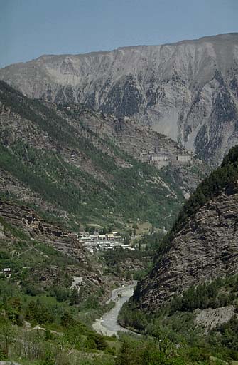 Le défilé de l'Ubaye et l'arrière de la forteresse vus du sud-sud-ouest.