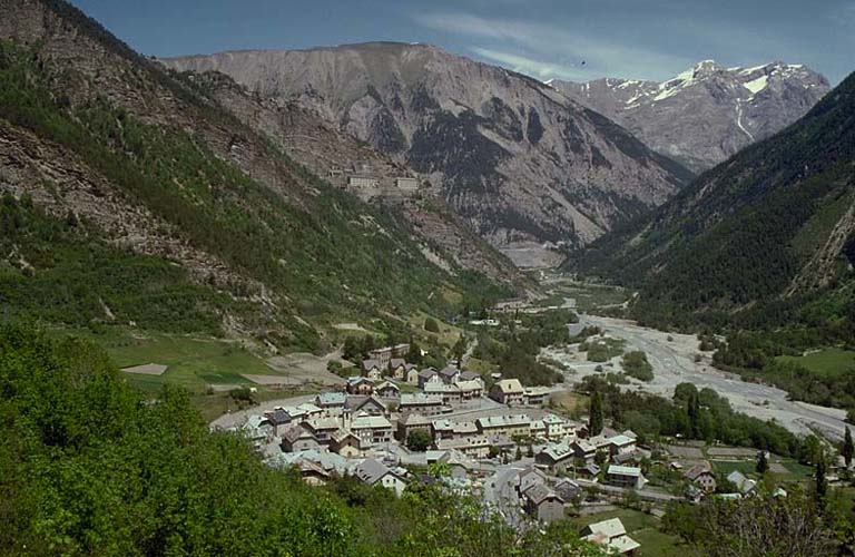 Vue générale du défilé de l'Ubaye prise de la route de Sainte-Anne, au sud-ouest. Au premier plan, le village de la Condamine et l'ancienne infirmerie hôpital. Au second plan, à gauche, la forteresse vue de l'arrière. Au fond, crête de la Tête de l'Homme, et, à droite, les rochers de Saint-Ours.