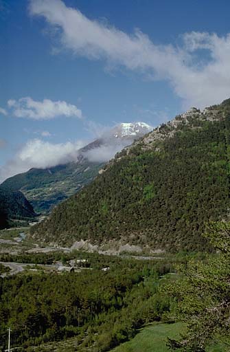 Vue d'ensemble prise de la D900 près de la Rochaille. A gauche, la trouée de l'Ubaye. Au fond, le sommet de la Chalanche.