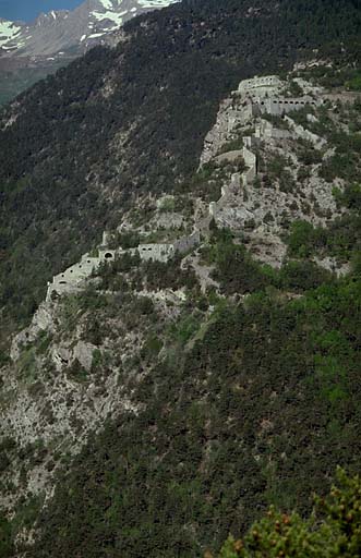 Ensemble de la forteresse vu de la route de Roche la Croix.