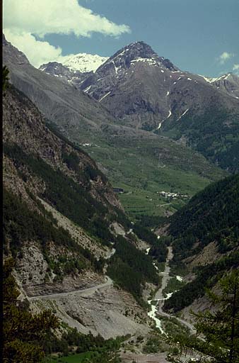 La trouée de Meyronnes vue du fort supérieur. A gauche, la falaise dite de la Tochaille. Au second plan, le plateau et le village de Saint-Ours. A l'arrière-plan, le sommet de la Meyna avec, à droite, la tête et la batterie de Viraysse.