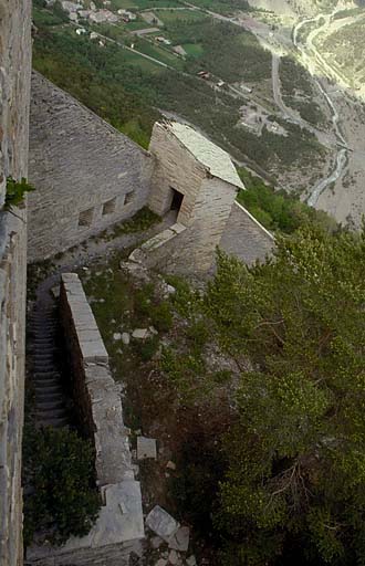 Fort moyen. Chemin de ronde.