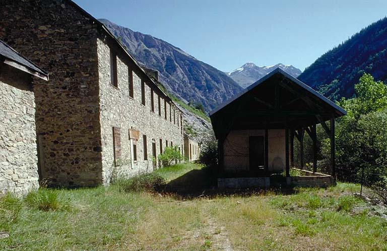 Caserne dite baraquements de l'Ubaye. A gauche, bâtiments 014 et 015. A droite, bâtiment 016.