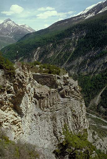 Fort supérieur. Vue prise depuis le haut de la batterie des Caurres, sur la route de Serre de Laut. En bas, à droite, les rampes du fort moyen et l'entrée du magasin à poudre L.