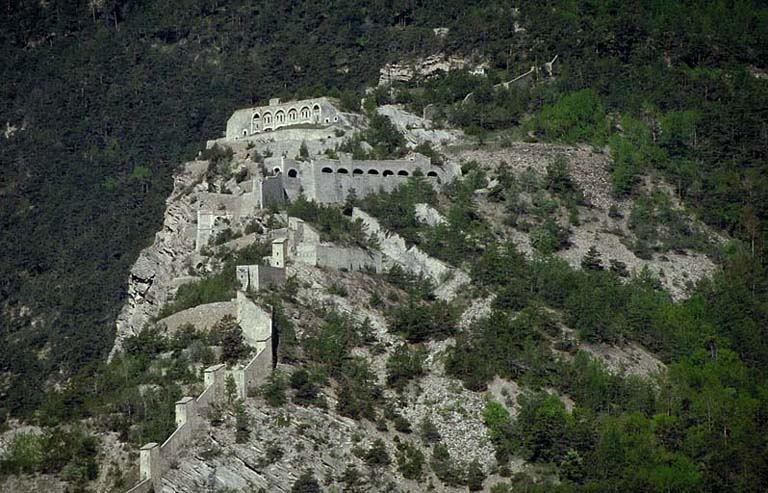 Le fort supérieur vu au téléobjectif depuis la route de Roche-la-Croix.