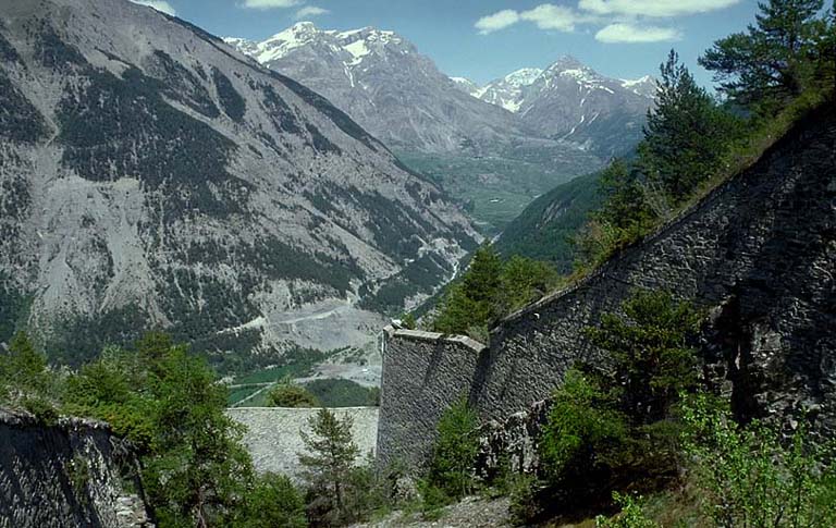 Fort supérieur. Escarpe et fossé de la face 1-2. A l'arrière-plan, les rochers de Saint-Ours.