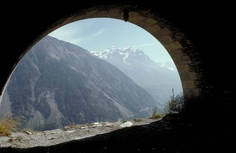 Fort supérieur. Casemates 2-3. Vue de la trouée de Meyronnes prise de la casemate 1.